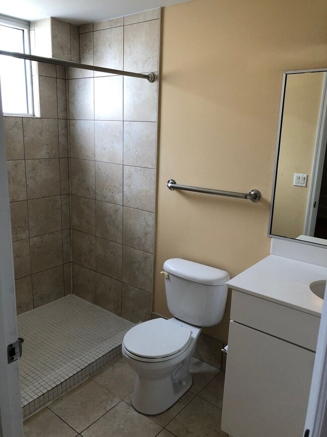Building Photo - Loft Style Spacious And Close To Shands An...