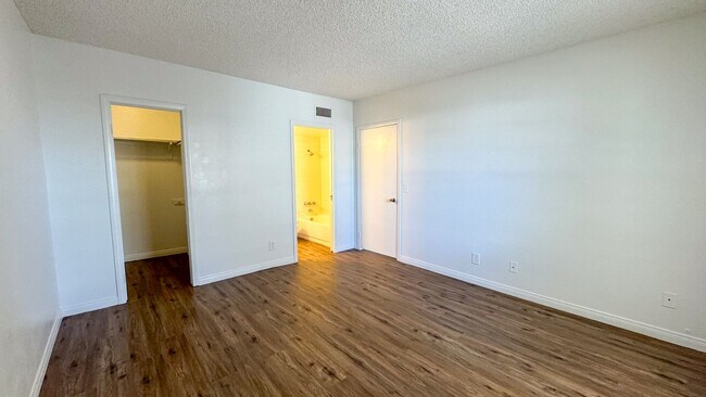 Building Photo - Las Vegas 2-Bed, 2-Bath Condo in Secure Ga...