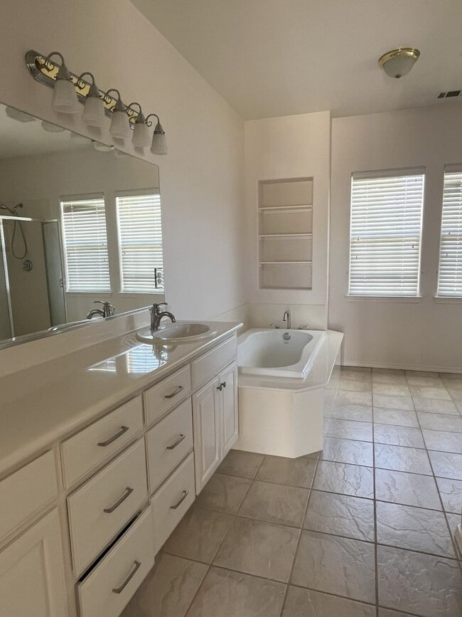 Building Photo - Available Now – 4 Bedroom Home in Desirabl...