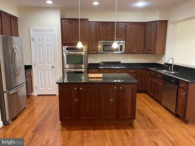 Primary Photo - 10506 Old Ellicott Cir