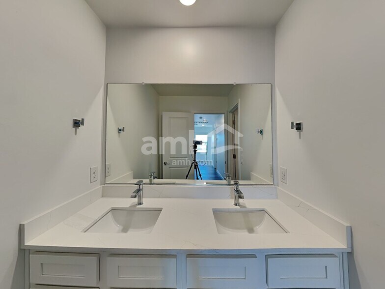 Building Photo - 6192 W Calle Lingo