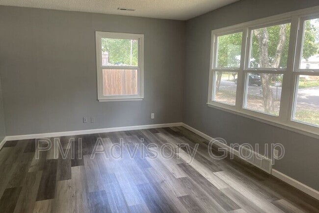 Building Photo - 2413 SW Mission Ave