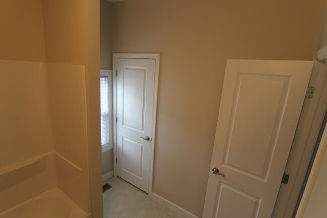 Building Photo - Fully Remodeled 3 Bedroom House!