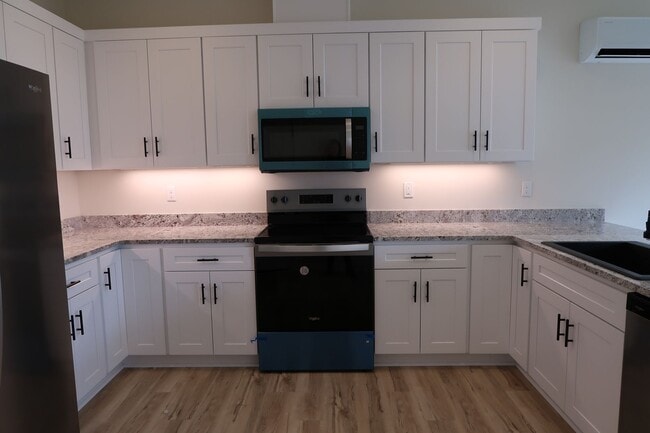 Building Photo - Seven Oaks Luxury Duplexes - New, Light, Bright, and Spacious!!