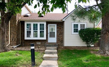 Building Photo - Open Tri-Level Townhome With Tons Of Space...