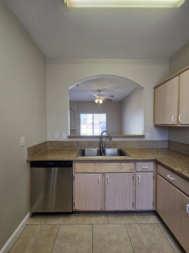 Building Photo - Beautiful 2 Bedroom Condo with Garage!