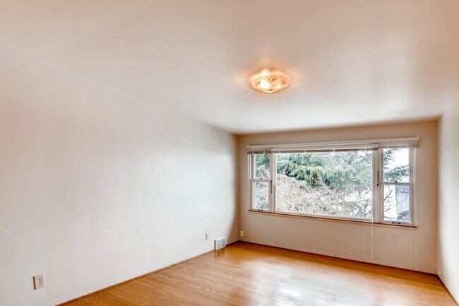 Building Photo - Laurelhurst View Home