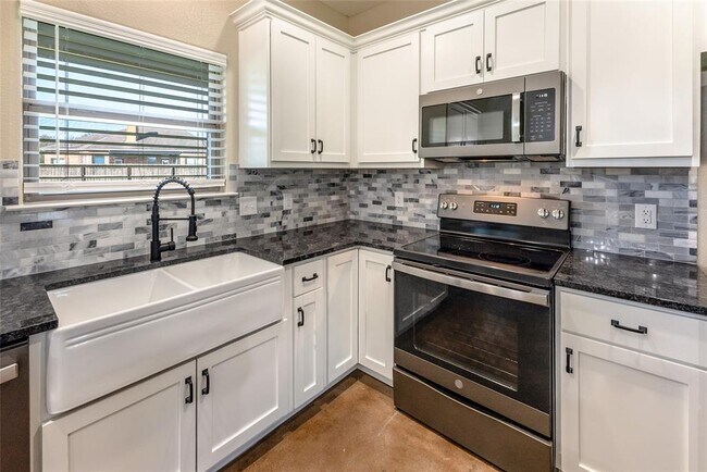 Building Photo - 123 Kikipua