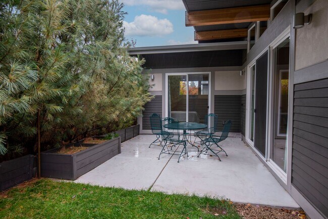 Building Photo - For Rent: Furnished Executive Home in Bend, OR – Prime Location!