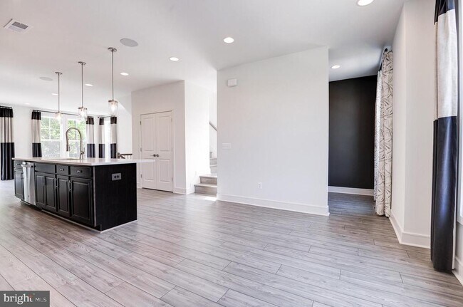 Building Photo - 135 Wake Robin Ct
