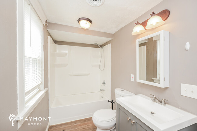 Building Photo - Charming Lorain Home