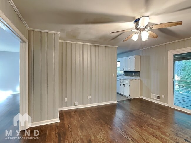 Building Photo - 3681 Lake Dr SE