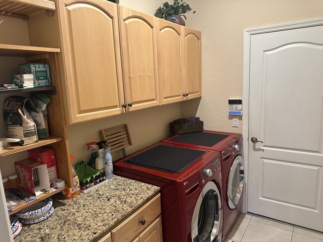 Building Photo - 566 Planters Manor Way