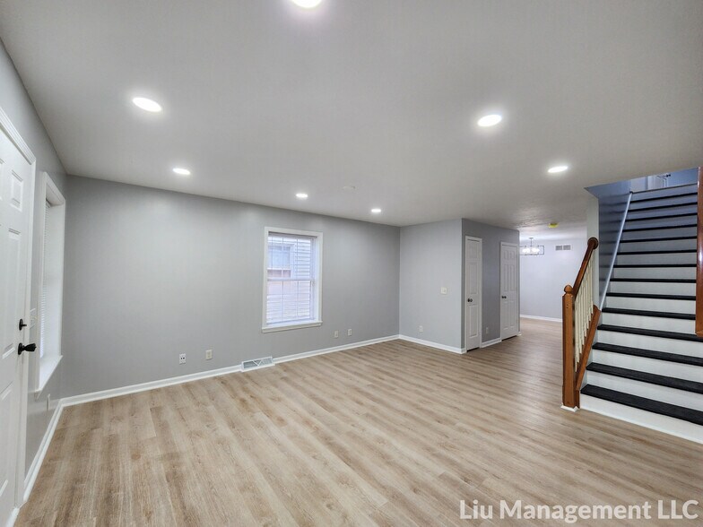 Building Photo - 1042 N Traub Ave