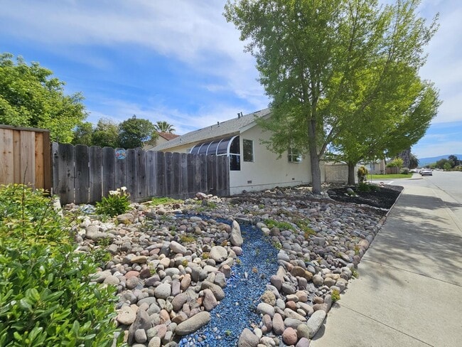 Building Photo - 1000 Peach Ct