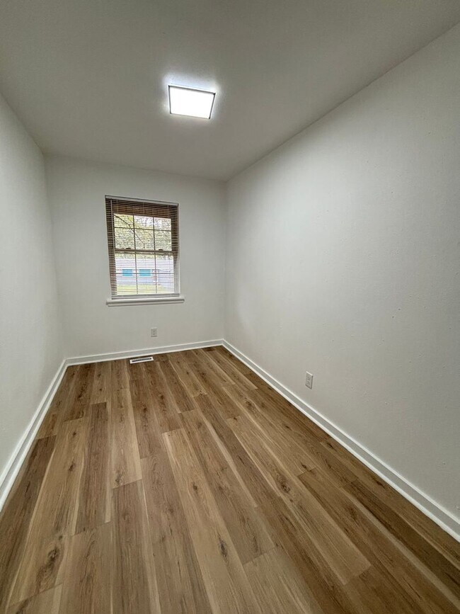 Building Photo - 516 Green Oak Dr