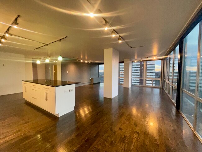 Building Photo - 3100 E Cherry Creek South Dr