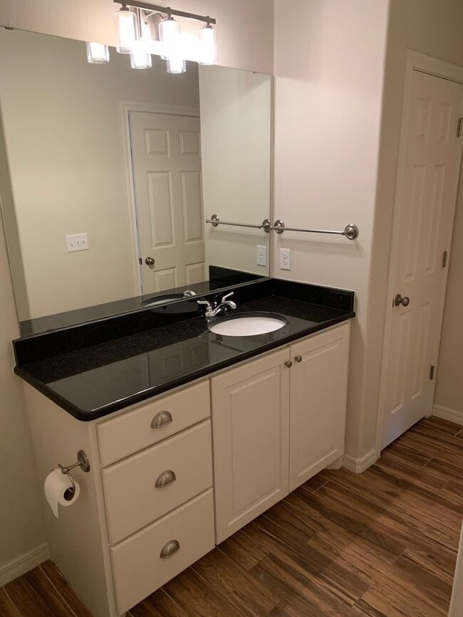 Building Photo - VERY NICE! 2/2/2