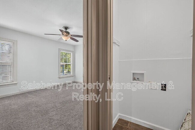 Building Photo - 3824 Collinwood Ave