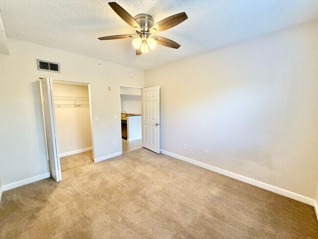 Building Photo - ** NAPOLI ** 2 BED / 1 BATH - CONDO - GREA...