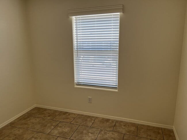 Building Photo - 5303 E Twain Ave