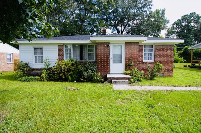 Primary Photo - 3 Bedroom, 1 Bathroom Charmer in Cayce - A...