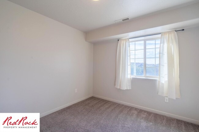 Building Photo - 3 Bedroom Townhome in Buena Vista Community