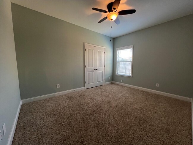 Building Photo - 9923 Summer Woods Cir N