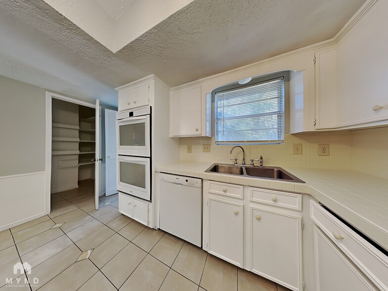 Building Photo - 15110 Gladebrook Dr