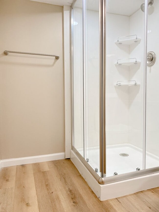 Building Photo - Beautifully updated 5 bed 2 bath house $2200 *MOVE IN SPECIAL*