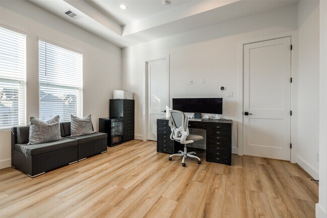 Building Photo - 412 N Nagle St