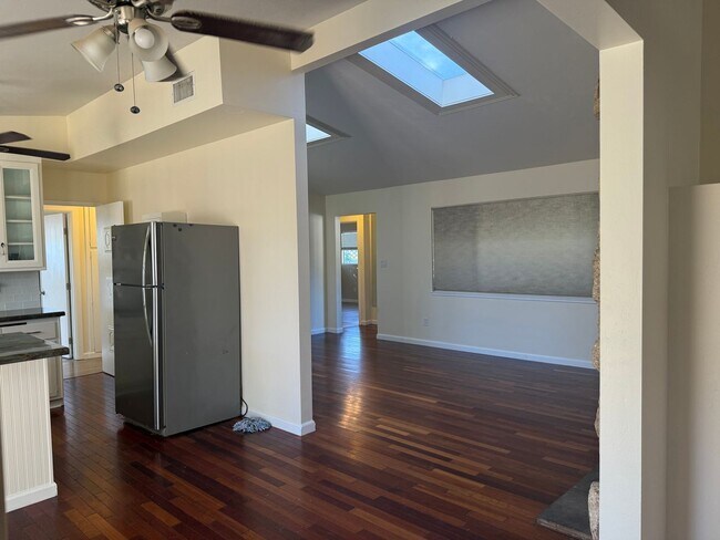 Building Photo - 565 Pepper Dr