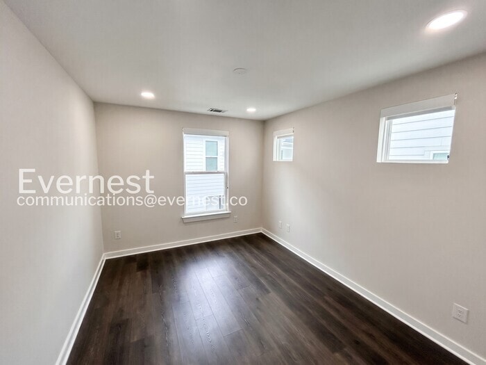 Building Photo - 304 Jeffries Wy