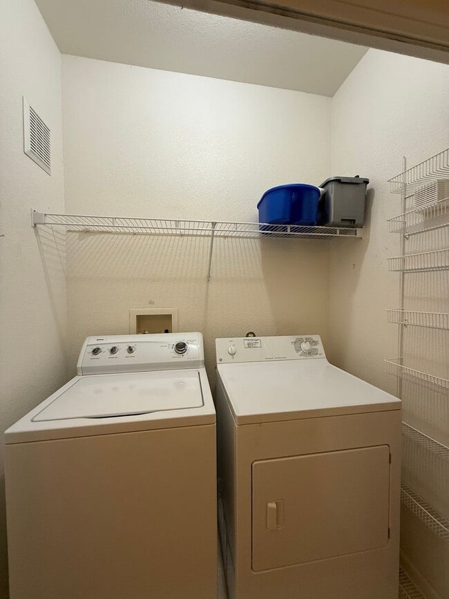 Building Photo - SPACIOUS 2bd/2ba Condo- Available NOW!