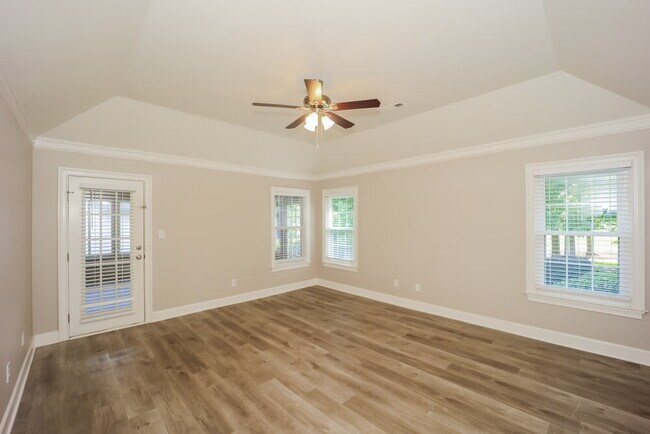 Building Photo - 385 Fairway Ct