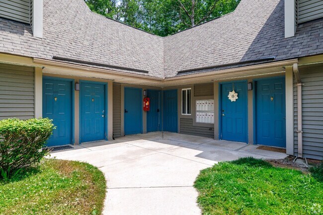 Building Photo - 2 Meadowbrook Cir