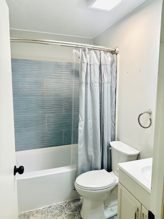 Building Photo - End unit town  house walking distance to b...
