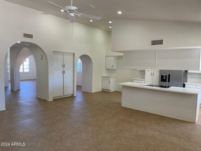 Building Photo - 839 E Meadow Ln