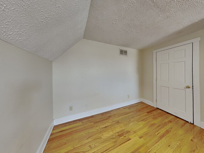 Building Photo - 1394 1/2 Indianola Ave