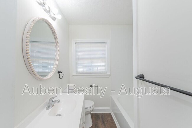 Building Photo - 2524 Rhodes Dr