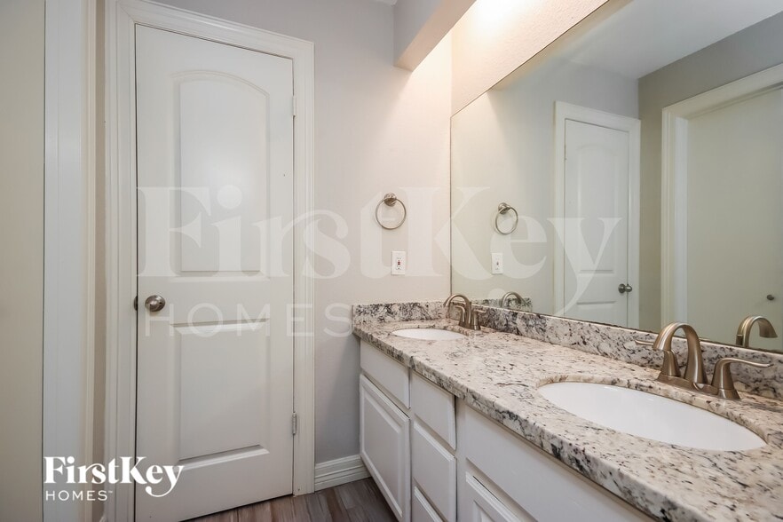 Building Photo - 3210 Lake Stream Dr