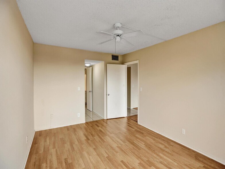 Building Photo - 9330 Lagoon Pl