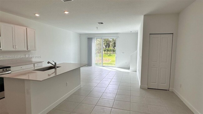 Building Photo - 4612 Hollister Ave