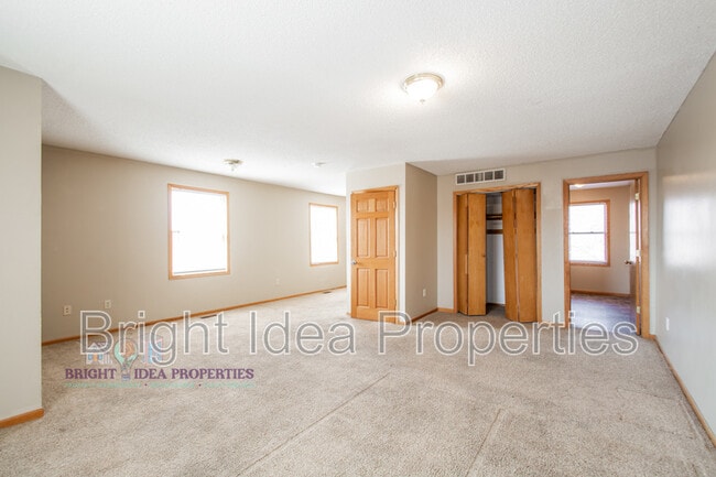 Building Photo - 863 Clark St N