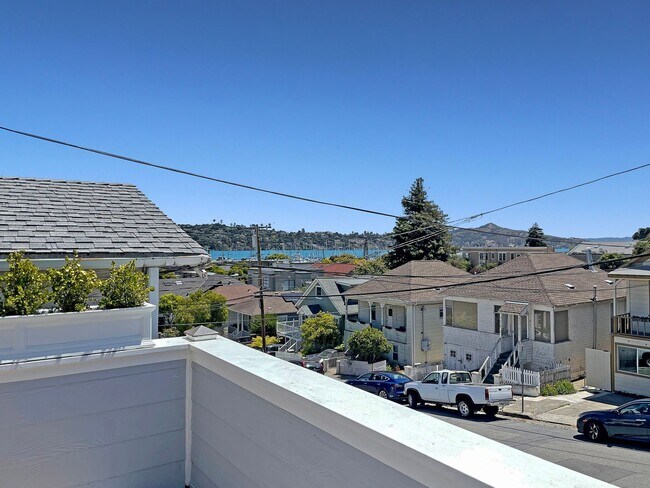 Building Photo - Remodeled and Modern, Open Floor-plan, Lux...