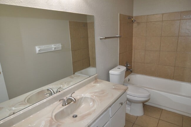 Building Photo - Cozy and clean 2-1 in Arlington!