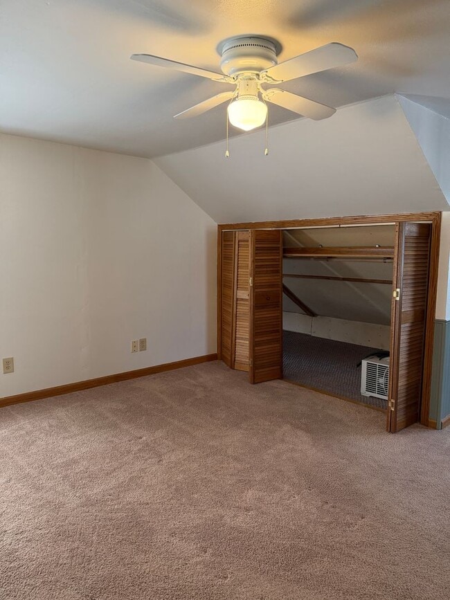 Building Photo - 3 Bed, 2 Bath Home with Garage