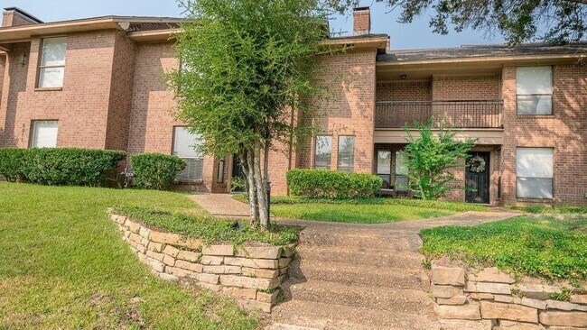 Building Photo - 5809 Hollytree-
