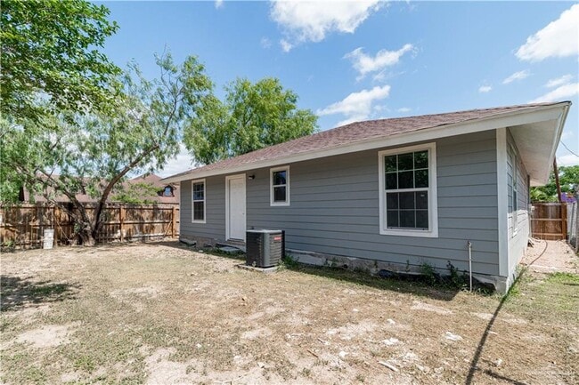 Building Photo - 228 E St John Dr