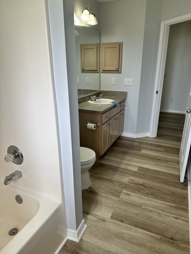 Building Photo - Large 4 bed / 3 bath home minutes from Nav...